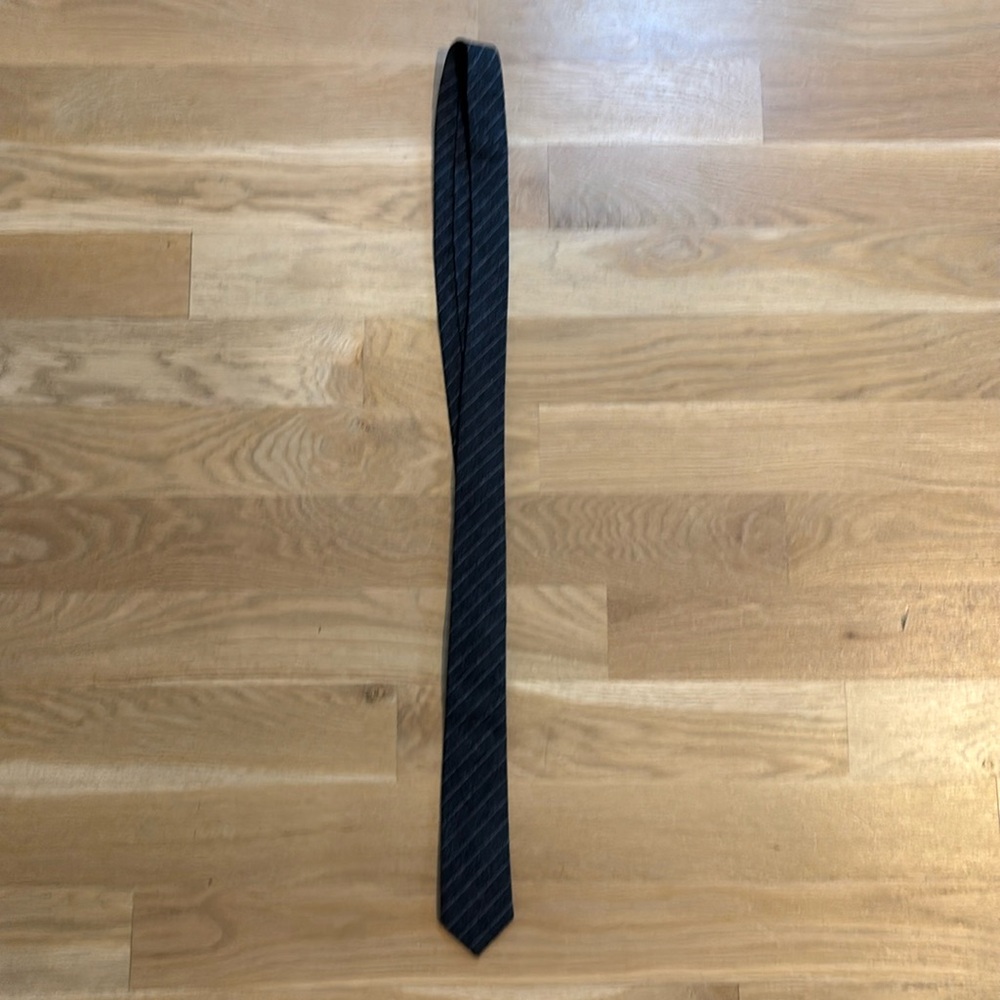 Grey tie
